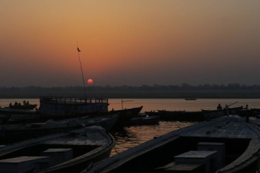 Varanasi, Uttar Pradesh Hindistan - 25 Şubat 2017 gemi su Ganj Nehri üzerinde