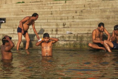 Genç erkekler Ganj Nehri dini bir gelenek olarak Yüzme
