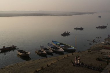 Su sahne Ganj Nehri üzerinde tekne üzerinde kişi ile
