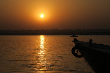 Su sahne Ganj Nehri üzerinde tekne üzerinde kişi ile