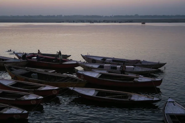 Вечерняя водная сцена с огнями и лодками на реке Ганг — стоковое фото
