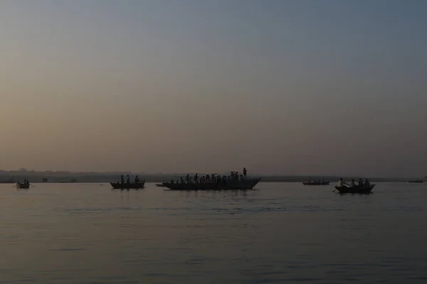 Woda sceny z ludźmi na łodzi na rzece Ganges — Zdjęcie stockowe