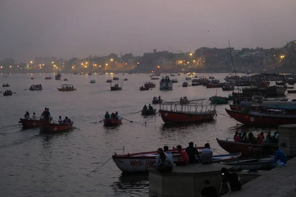 Scène d'eau du soir avec lumières et bateaux sur la rivière du Gange — Photo