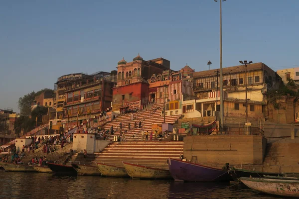 Giovani che nuotano nel fiume Gange come tradizione religiosa — Foto Stock