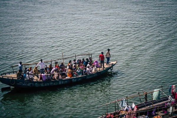 Водная сцена с людьми на лодке на реке Ганг — стоковое фото