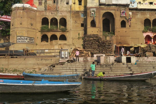 Молодые люди, купающиеся в реке Ганг, как религиозная традиция — стоковое фото