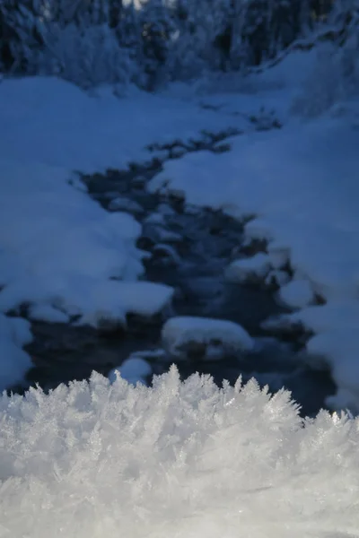 Φρέσκο Χιόνι Κρύσταλλα Μπροστά Από Παγωμένος Ποταμός Στη Φύση Όμορφη — Φωτογραφία Αρχείου