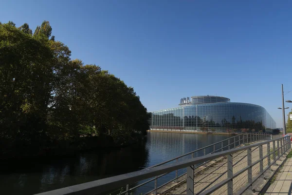 Parlament Europejski w Strasburgu w słoneczny dzień, odbicie w rzece — Zdjęcie stockowe