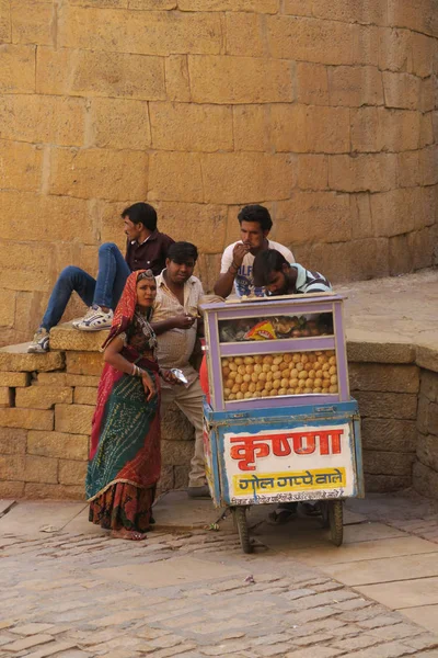 Grupo de personas comiendo comida callejera Pani Puri en Jaisalmer — Foto de Stock