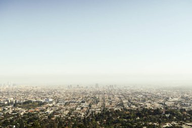 Los Angeles şehir merkezinin panoramik manzarası ve Los Angeles 'taki güzel Griffith Gözlemevi' nin banliyöleri.