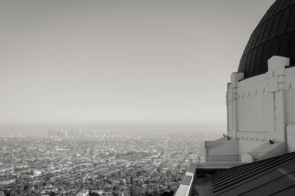 Imagen en blanco y negro del Observatorio Griffith en Hollywood Los Ángeles, vista del cartel del telescopio —  Fotos de Stock