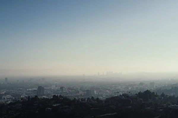 Los Angeles şehir merkezinin panoramik manzarası ve Los Angeles 'taki güzel Griffith Gözlemevi' nin banliyöleri. — Stok fotoğraf