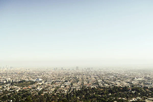 从洛杉矶美丽的格里菲斯天文台俯瞰洛杉矶市区和郊区的全景 — 图库照片