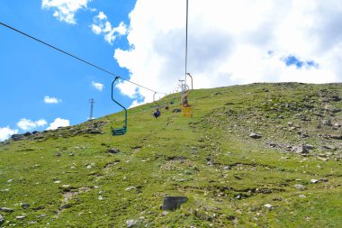 Elbrus güzel dağları ile doğa yürüyüşü