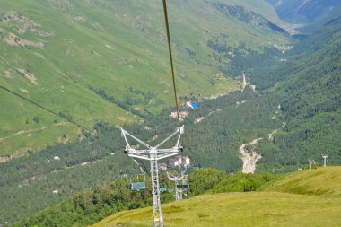 Elbruz Dağı yollar ve şelaleler ile birlikte trekking