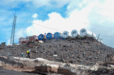 geniş yamaçları ve kar ile Elbrus için seyahat