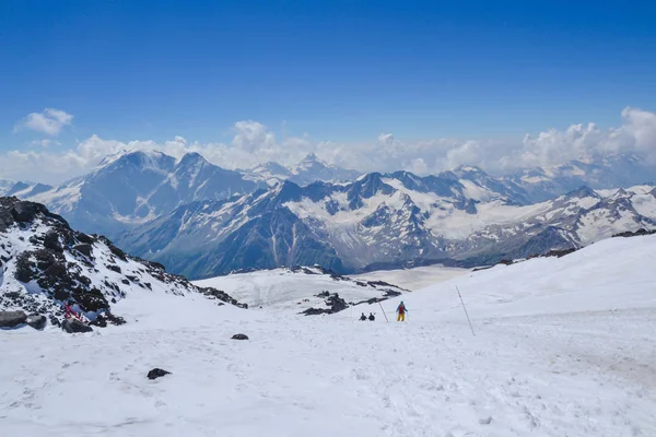 Trekking Través Las Hermosas Montañas Del Elbrus — Foto de Stock