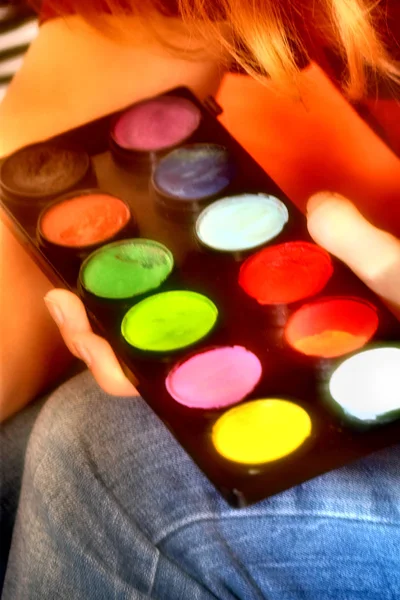 Hand Hält Aquarellpalette Hellen Und Leuchtenden Farben — Stockfoto