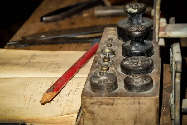 Eski ağırlık, notlar ve eski kalem eski garaj Vinatge Danışma