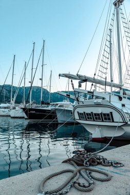 Yat limanında demirlemiş. Halatlar ve deniz mili. Şafak.