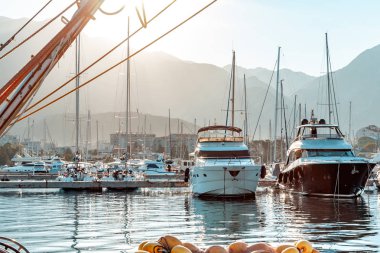 Gemi detayları. Balık ağlarına, deniz mili ve güneşin ışınları halatlar. Su yansıma.