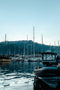 Yatlar şehir limanda palamarla. Su yansıması. Sabah erken