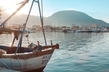 Gemi detayları. Balık ağlarına, deniz mili ve güneşin ışınları halatlar. Su yansıma.