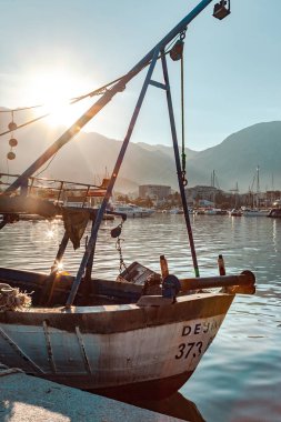 Gemi detayları. Balık ağlarına, deniz mili ve güneşin ışınları halatlar. Su yansıma.