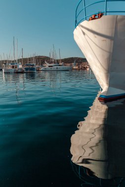 Gemi detayları. Balık ağlarına, deniz mili ve güneşin ışınları halatlar. Su yansıma.