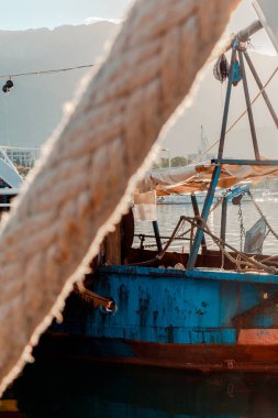 Gemi detayları. Balık ağlarına, deniz mili ve güneşin ışınları halatlar. Su yansıma.