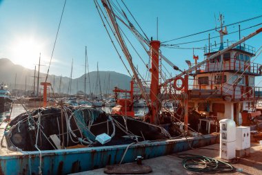 Gemi detayları. Balık ağlarına, deniz mili ve güneşin ışınları halatlar. Su yansıma.