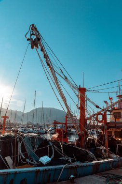 Gemi detayları. Balık ağlarına, deniz mili ve güneşin ışınları halatlar. Su yansıma.