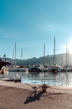 Gemi detayları. Balık ağlarına, deniz mili ve güneşin ışınları halatlar. Su yansıma.