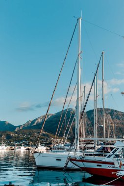 Yatlar şehir limanda palamarla. Su yansıması. Sabah erken