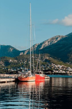 Yatlar şehir limanda palamarla. Su yansıması. Sabah erken