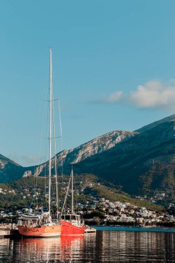 Yatlar şehir limanda palamarla. Su yansıması. Sabah erken