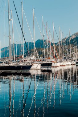 Yatlar şehir limanda palamarla. Su yansıması. Sabah erken