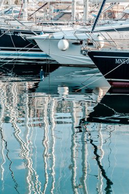 Yatlar şehir limanda palamarla. Su yansıması. Sabah erken