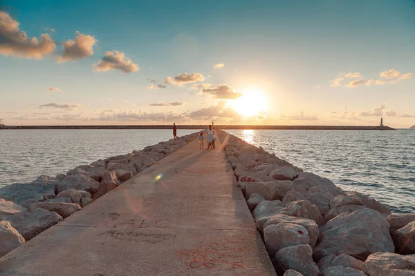 Тлі Заходу Сонця Видно Маяк Прокручуючи Людей Рибалки Закінчують Свій — стокове фото