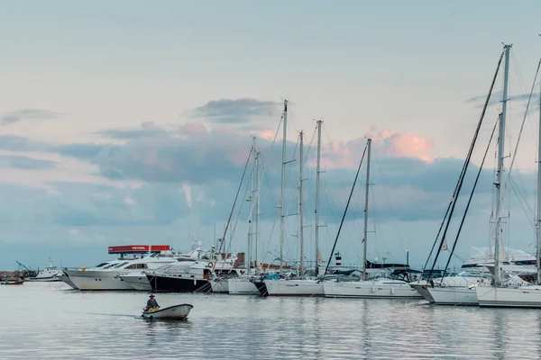 Pagi Pagi Pelabuhan Kota Seorang Tukang Perahu Kesepian Pergi Memancing — Stok Foto