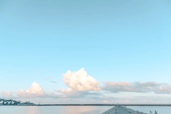 Рибалки Моль Тлі Величезної Хмари Маяка — стокове фото