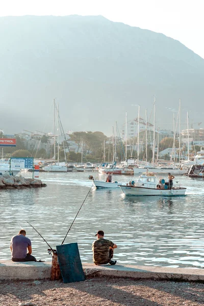 Pescatori All Alba Sullo Sfondo Una Montagna Uno Yacht Una — Foto Stock