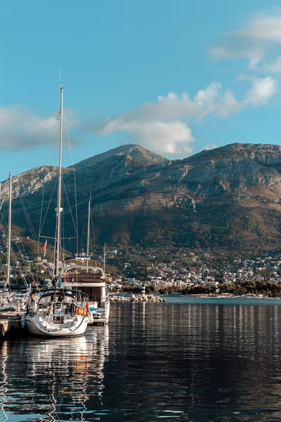 Γιοτ Αγκυροβολημένο Στο Λιμάνι Της Πόλης Αντανάκλαση Στο Νερό Νωρίς — Φωτογραφία Αρχείου