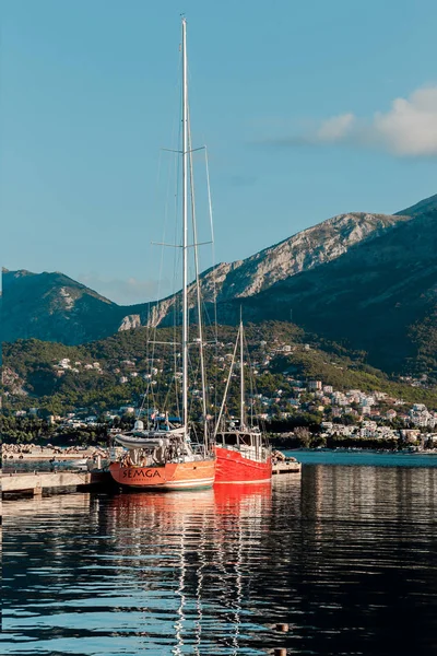 Γιοτ Αγκυροβολημένο Στο Λιμάνι Της Πόλης Αντανάκλαση Στο Νερό Νωρίς — Φωτογραφία Αρχείου