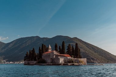 Perast village yakınındaki bir adada Karadağ Kotor Koyu'ndaki veya 'Boka Kotorska' Unesco Dünya Mirası - bizim Bayan Rock kilisenin inşa