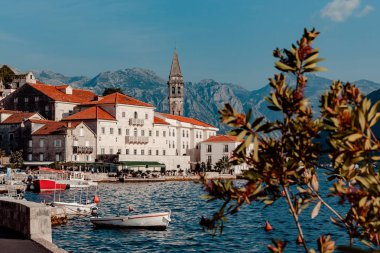 Perast, Karadağ. Perast sahil Boka Kotor Körfezi Cityscape. Akdeniz güzel manzara. Perast küçük popüler tatil şehir sahil bilinmeyen insanlar yürümek.