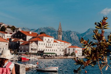 Perast, Karadağ. Perast sahil Boka Kotor Körfezi Cityscape. Akdeniz güzel manzara. Perast küçük popüler tatil şehir sahil bilinmeyen insanlar yürümek.