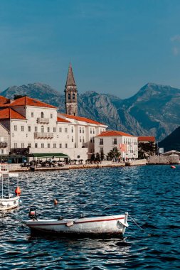 Perast, Karadağ. Perast sahil Boka Kotor Körfezi Cityscape. Akdeniz güzel manzara. Perast küçük popüler tatil şehir sahil bilinmeyen insanlar yürümek.