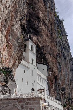İnanılmaz Ostrog Manastırı, Cliff, Karadağ kutsal yerde