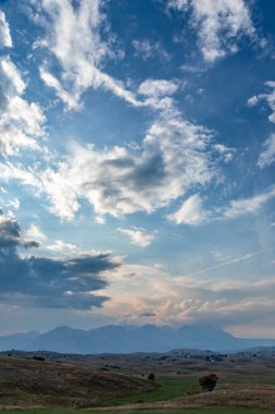 Durmitor massif, Karadağ içinde taş olan yeşil vadi panorama görüş